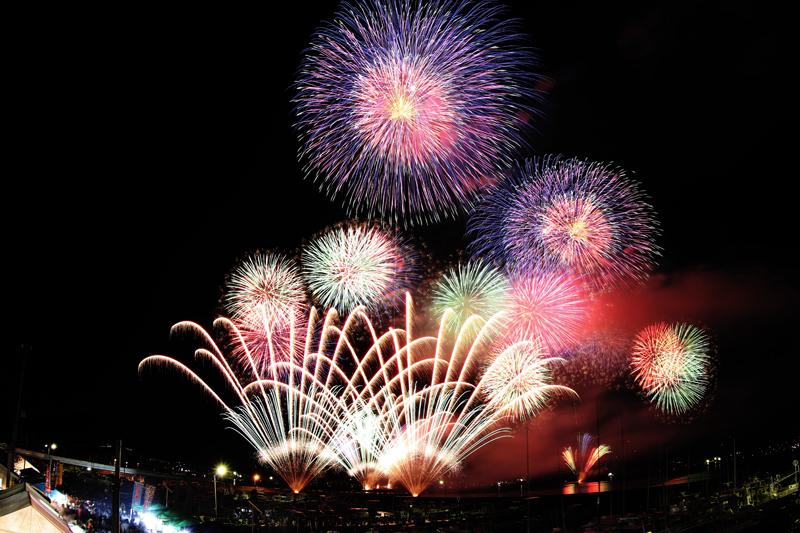 5000発の花火が満開 土佐横浜みなと未来祭り が5 5開催 高知新聞