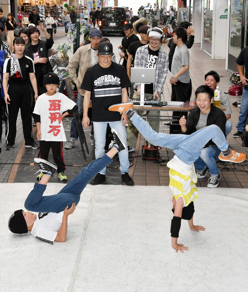 おまちでダンス１４年 高知市帯屋町で毎月第２日曜 高知新聞