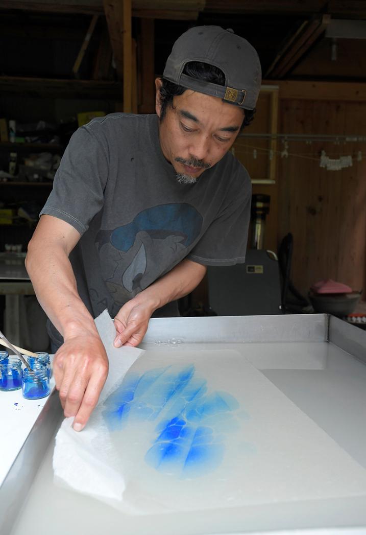 土佐清水市の染色芸術家 小高良作さんがいの町で個展 | 高知新聞