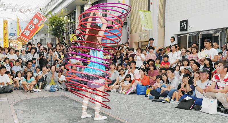 あす９ ２８から大道芸フェス 高知市街に多彩な１２組 高知新聞