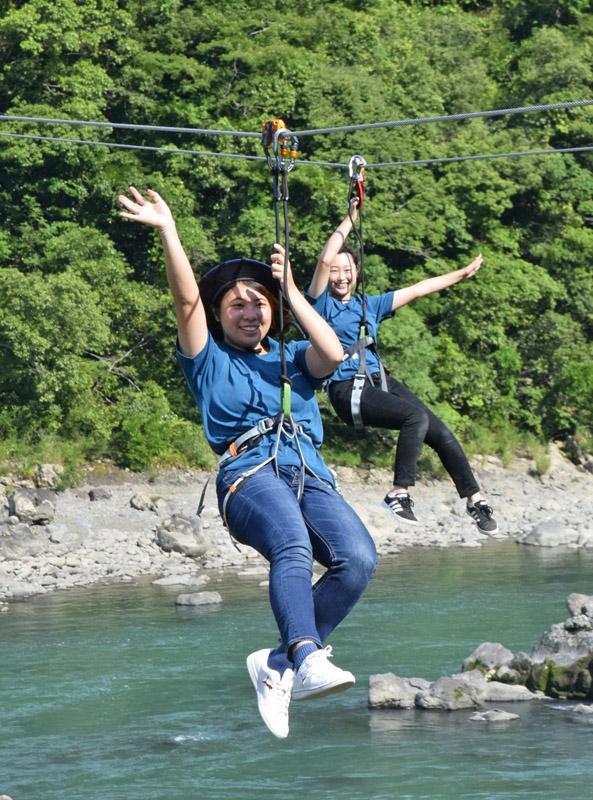 動画 ジップラインで四万十川を爽快に飛べ 高知県内初 高知新聞