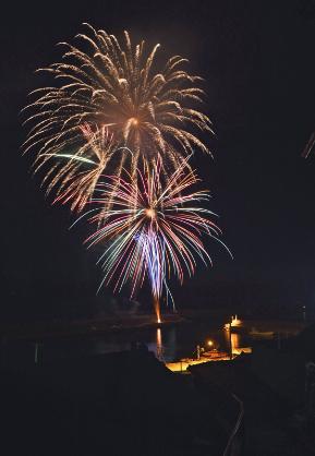 帰省少なくても花火４００発 宿毛市沖の島 高知新聞
