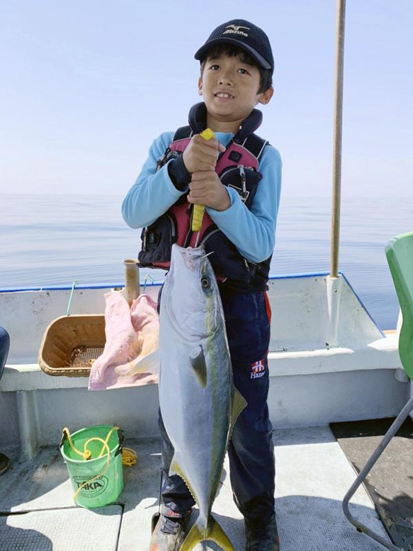 Fish On! メジロ(76センチ、4キロ) 高知新聞