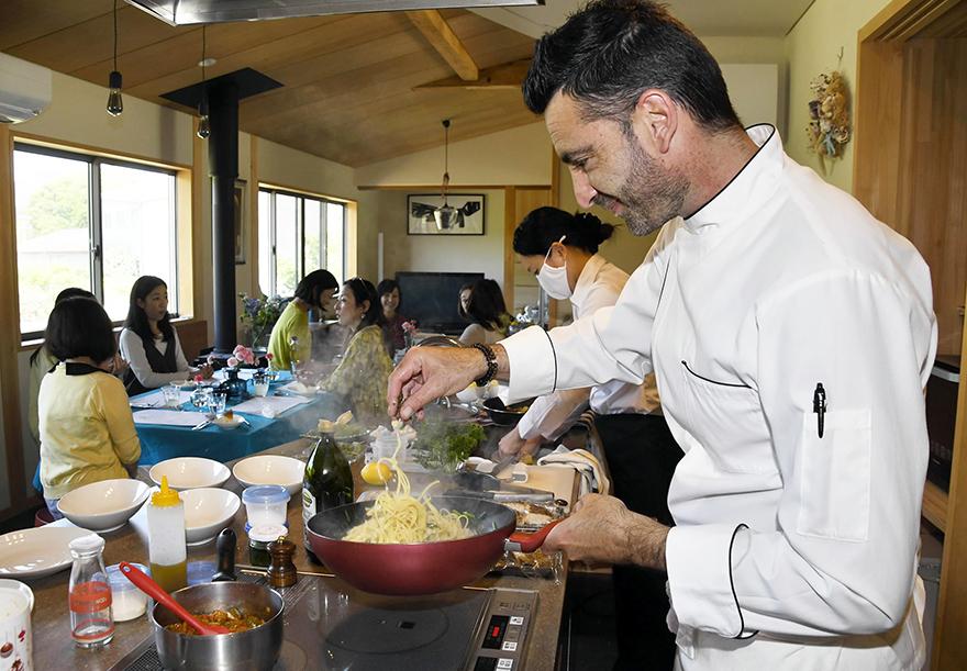 フランス人シェフ 個人のお宅へ出張します 高知市のジャーマンさん 料理で心つなぎたい 高知新聞